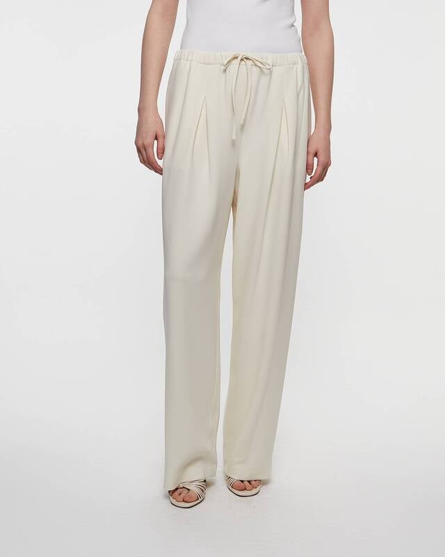 Theory Trousers Pleated Pull-On Pant in Admiral Crepe Beige US 10 (EUR 42)