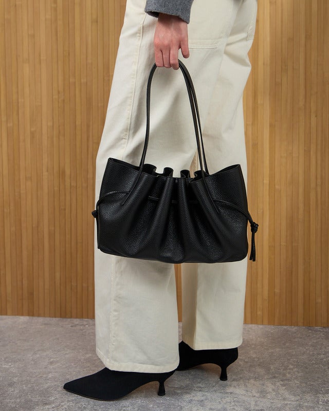 Yuzefi Shoulder Bag Scallop Pebble Grain Leather Black ONESIZE