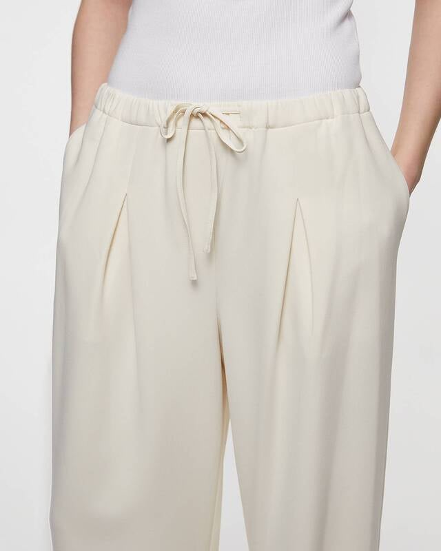 Theory Trousers Pleated Pull-On Pant in Admiral Crepe Beige US 10 (EUR 42)